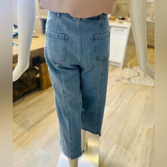 Du Jour Light wash wide leg high waisted jeans. Cropped. Some stretch. - Picture 4 of 6